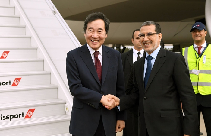 Prime Minister Lee Nak-yon (left) on Dec. 20 shakes hands with Moroccan Prime Minister Saadeddine Othmani at Rabat-Sale Airport in Morocco.